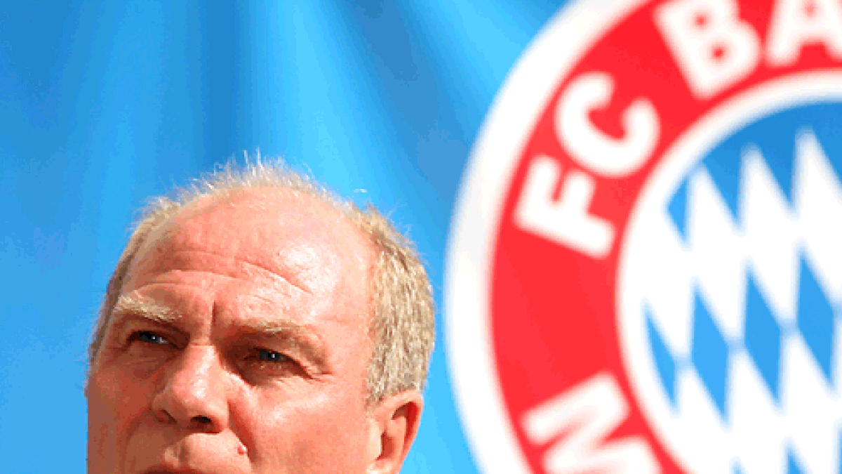 Hoeneß war über 30 Jahre lang Manager des FC Bayern, da hat er natürlich so manche Weisheit zu verbreiten: "Transfers sind das Schwierigste überhaupt. Ihr solltet aufhören, Managerspiele am Computer zu spielen. Da kommt es nämlich nicht vor, dass ein Spieler in der Halbzeit nach Hause fährt wie Luca Toni"