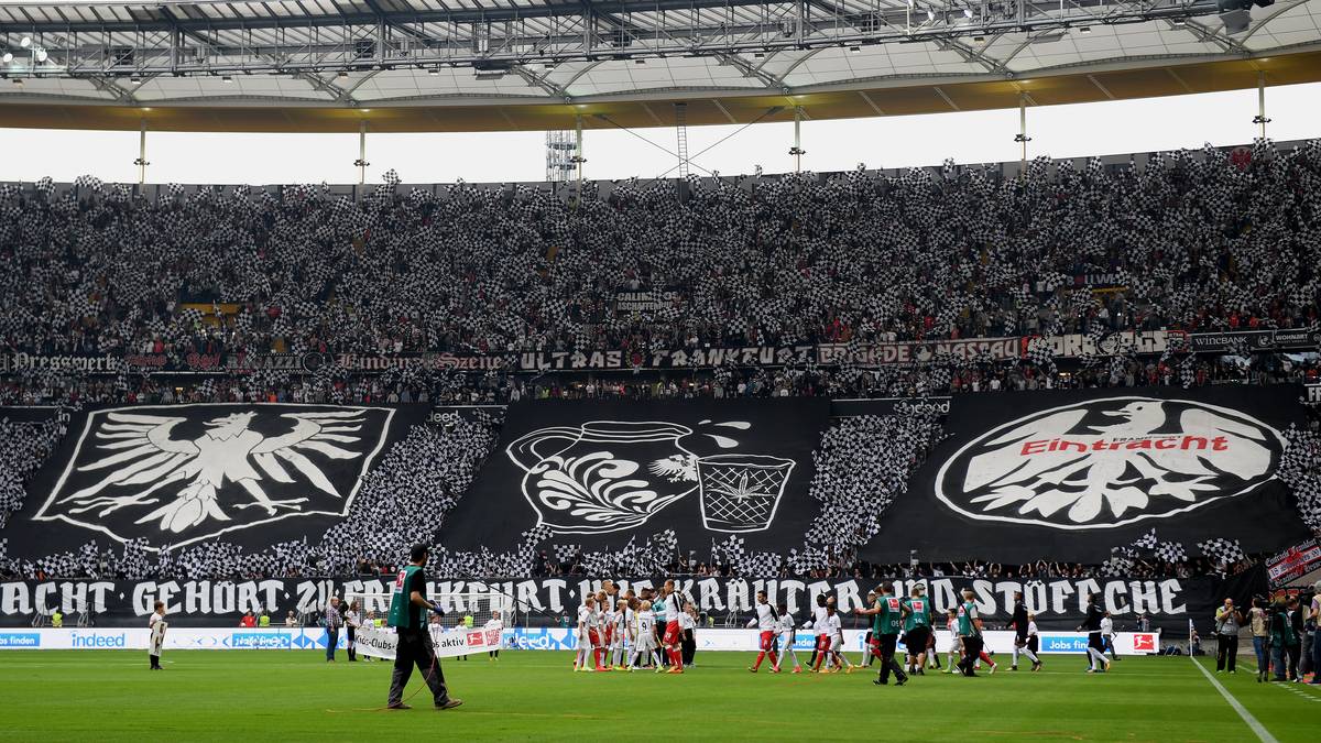 Auch gegen den VfB Stuttgart zierte der Adler das Tribünenbild in der Commerzbank-Arena. "Unterstützt" wurde er durch ein Fahnenmeer in Schwarz und Weiß