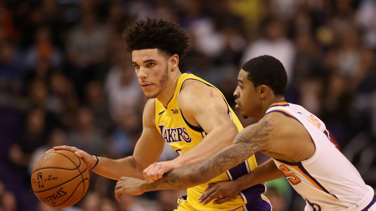 Trotzdem sorgte Lonzo auch in der NBA schon wieder für Bestmarken: Er überholte LeBron James als jüngster NBA-Profi, dem jemals ein Triple-Double gelang, und legte nur wenige Tage später das zweite Triple-Double nach. Das schafften im Trikot der Lakers bislang nur die Franchise-Legenden "Magic" Johnson und Jerry West in der ersten Profi-Saison