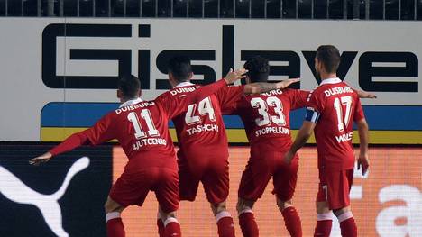 Die Spieler des MSV Duisburg feiern nach dem frühen Tor in Sandhausen
