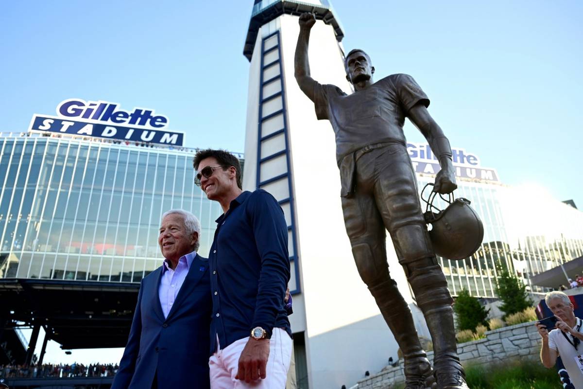 Eigene Statue: Brady verspottet Fans