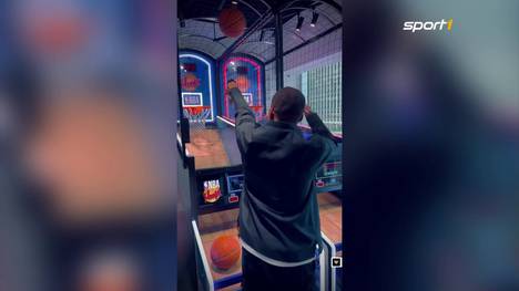 Kylian Mbappe fährt nach New York und besucht die angehenden Basketballprofis beim NBA Draft 2022. 