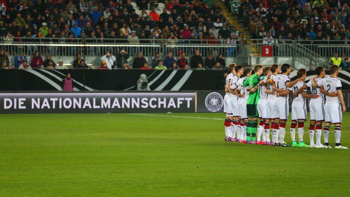Dann wird es ernst in Kaiserslautern. Zunächst wird des kürzlich verstorbenen früheren Nationalspielers Wolfram Wuttke gedacht...