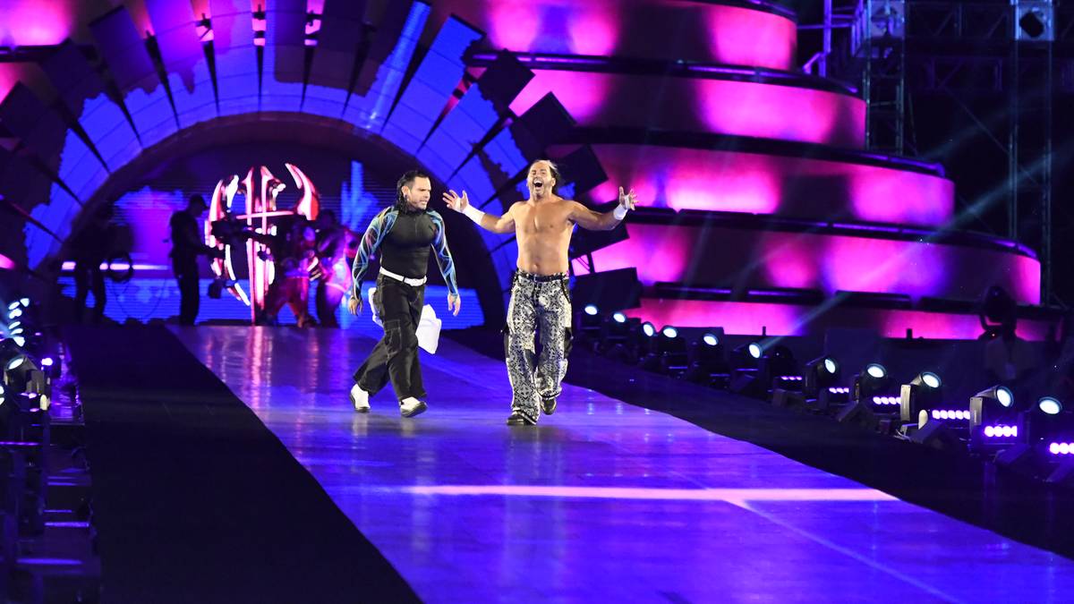 Für das Comeback des Abends sorgen Matt und Jeff Hardy, viele Jahre lang das populärste WWE-Tag-Team. In letzter Zeit hatten die Hardys keine Auftritte mehr bei WWE, bei WrestleMania 33 dann aber die unangekündigte Rückkehr
