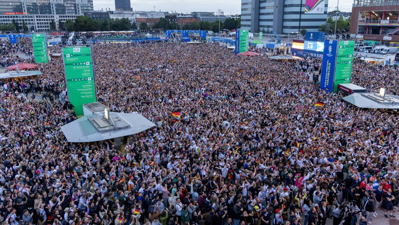 Englischer Fan zerstört Foto-Objekt