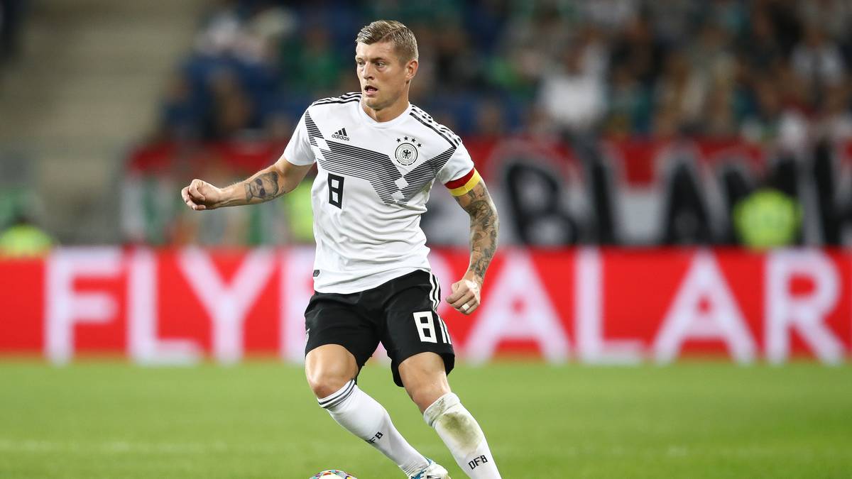 TONI KROOS: Was ist nur mit Kroos los? Der Routinier von Real Madrid enttäuschte vor allem in Halbzeit eins auf ganzer Linie. Seine Standards allesamt zu harmlos, dazu viele Fehlpässe. Wirkte in der Rückwärtsbewegung zu langsam und hatte keine Bindung zum Spiel. Mühte sich in der zweiten Halbzeit, aber insgesamt ohne Wirkung. SPORT1-Note: 5