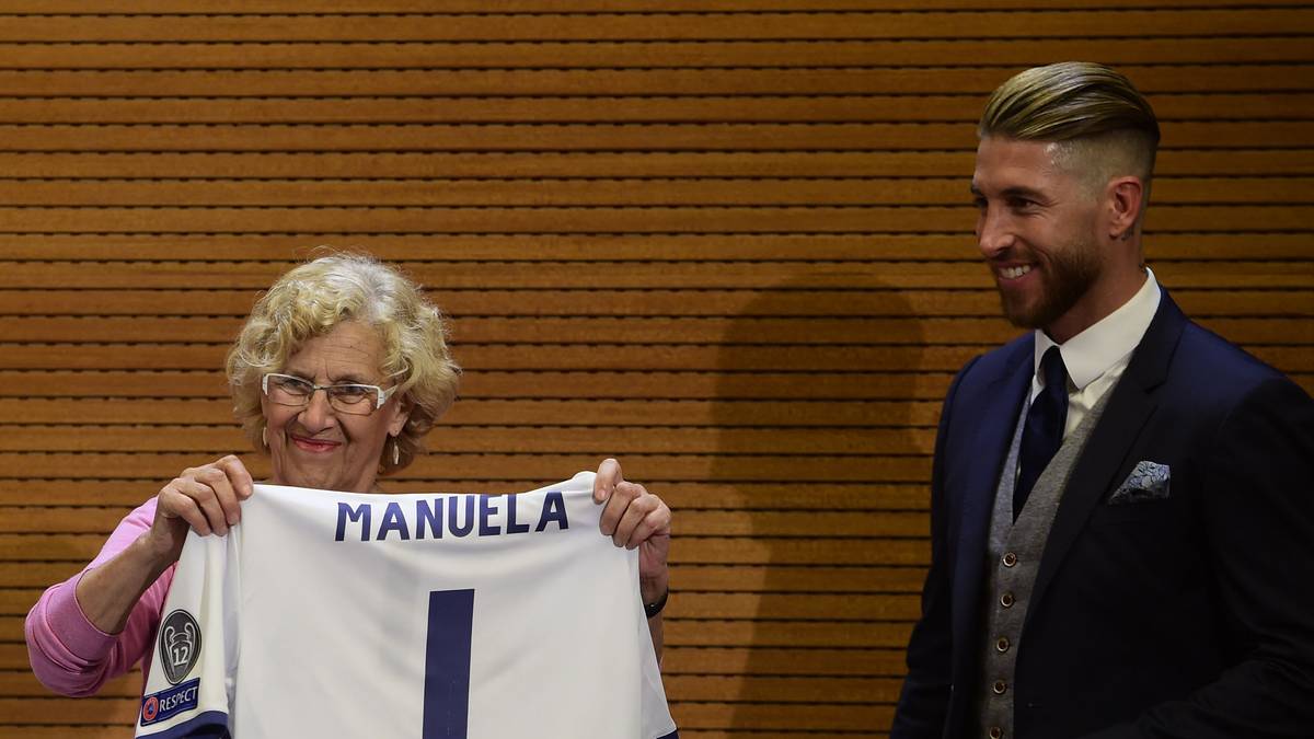 Anschließend bekommt Carmena von Kapitän Sergio Ramos ein Real-Trikot überreicht