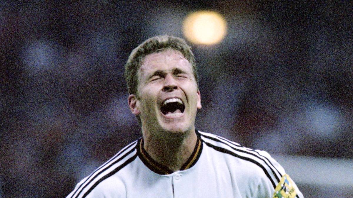 Oliver Bierhoff schoss sich bei der EM 1996 mit seinem Golden Goal in die Geschichtsbücher. Das deutsche Trikot zierte dabei lediglich das schwarz eingefasste Logo.