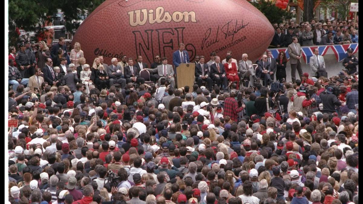 Am 18. April 1995 tritt Montana vor einer riesigen Menschenmenge offiziell zurück. "The Comeback Kid" hält immer noch diverse Rekorde - inklusive des höchsten Quarterback-Ratings im Super Bowl