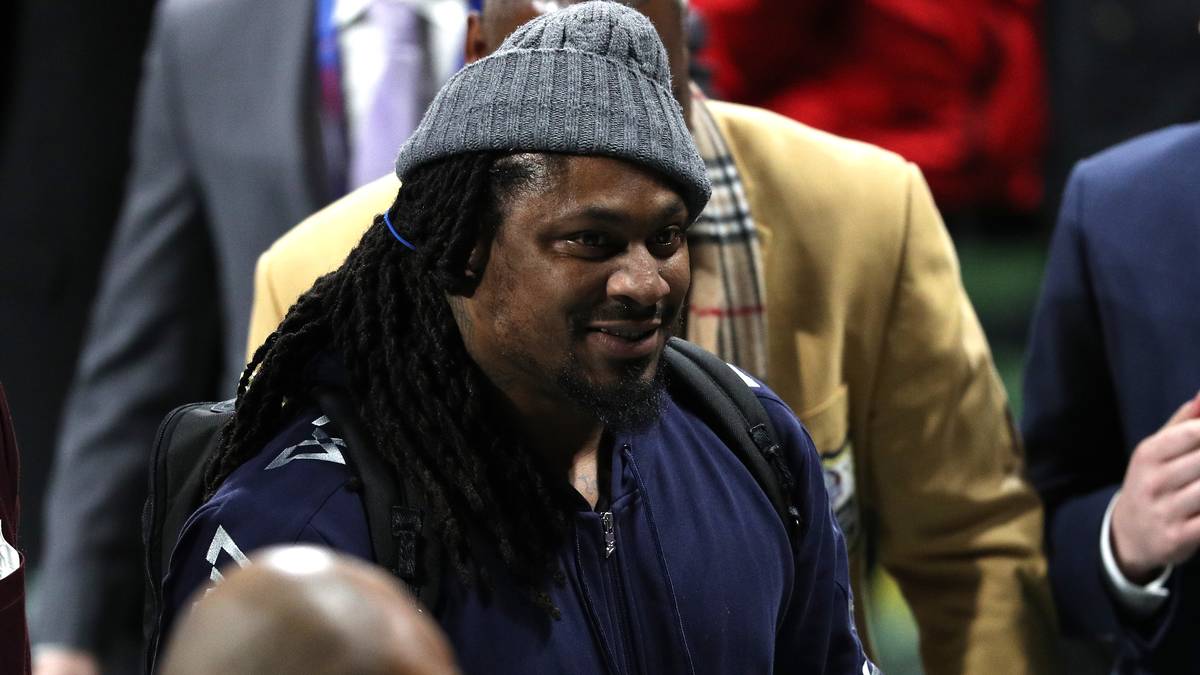 Der Star-Auflauf ist groß. Marshawn Lynch (Oakland Raiders, früher Seattle Seahawks) schaut auf dem Feld vorbei