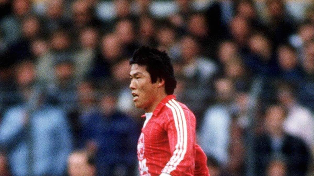 BUM-KUN CHA: Cha ist nicht nur Asiens Fußballer des Jahrhunderts und der Rekordtorschütze seiner Heimat Südkorea, sondern auch einer der prägendsten Stürmer der Bayer-Geschichte. Von 1983 bis zu seinem Karriereende 1989 ist Cha in Leverkusen aktiv