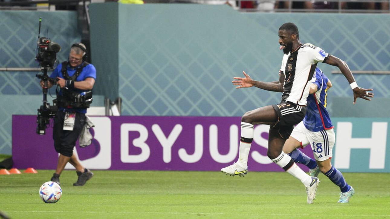 Antonio Rüdiger sprintet im WM-Spiel gegen Japan 2022 zum Ball