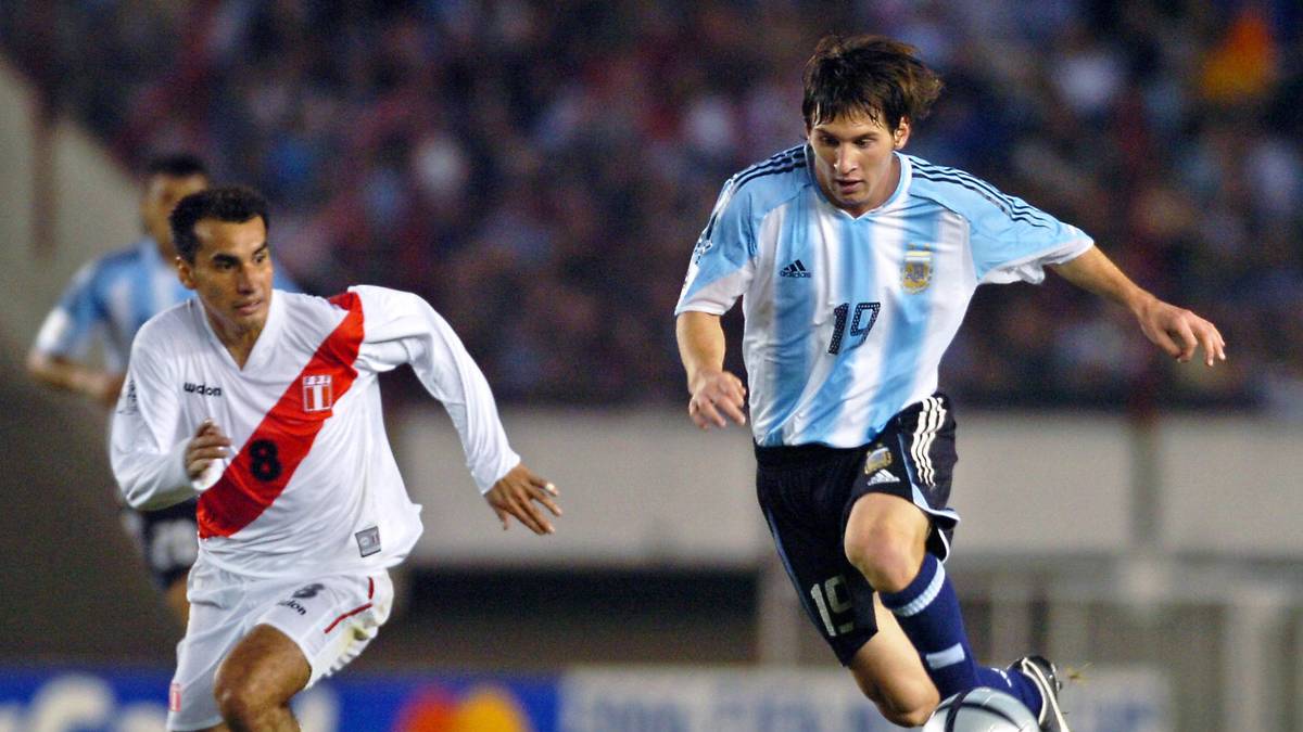 LIONEL MESSI: Wohl kaum jemand liebt das Spiel auf engstem Raum so wie der argentinische Wunderdribbler - schon damals beim Futsal. "In Argentinien habe ich als kleiner Junge auf den Straßen und im Verein gespielt. Es hat mir sehr geholfen, der zu werden, der ich heute bin", verriet er einmal