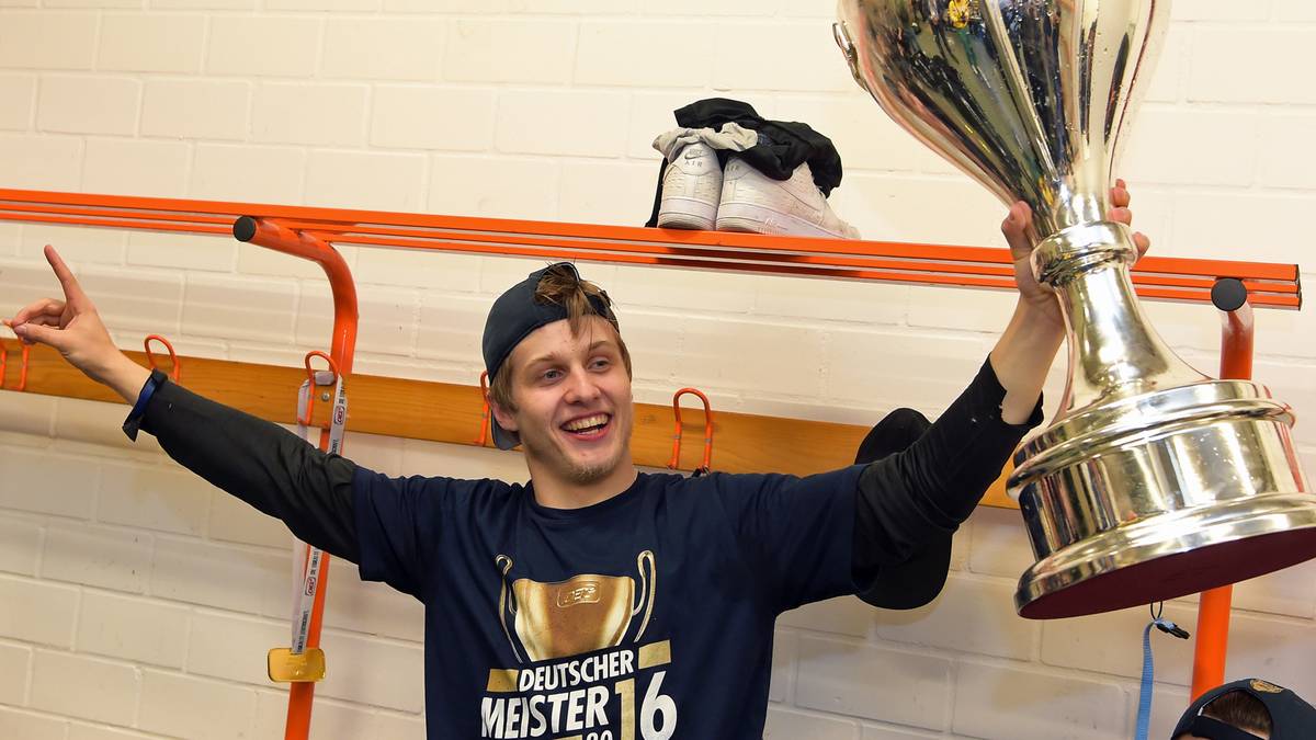 Center DOMINIK KAHUN spielt seit 2014 für den EHC Red Bull München und gewinnt in der vorigen Saison erstmals die Meisterschaft. 2016 nimmt das in Tschechin geborene Supertalent erstmals mit dem deutschen Eishockey-Nationalteam an einer WM teil