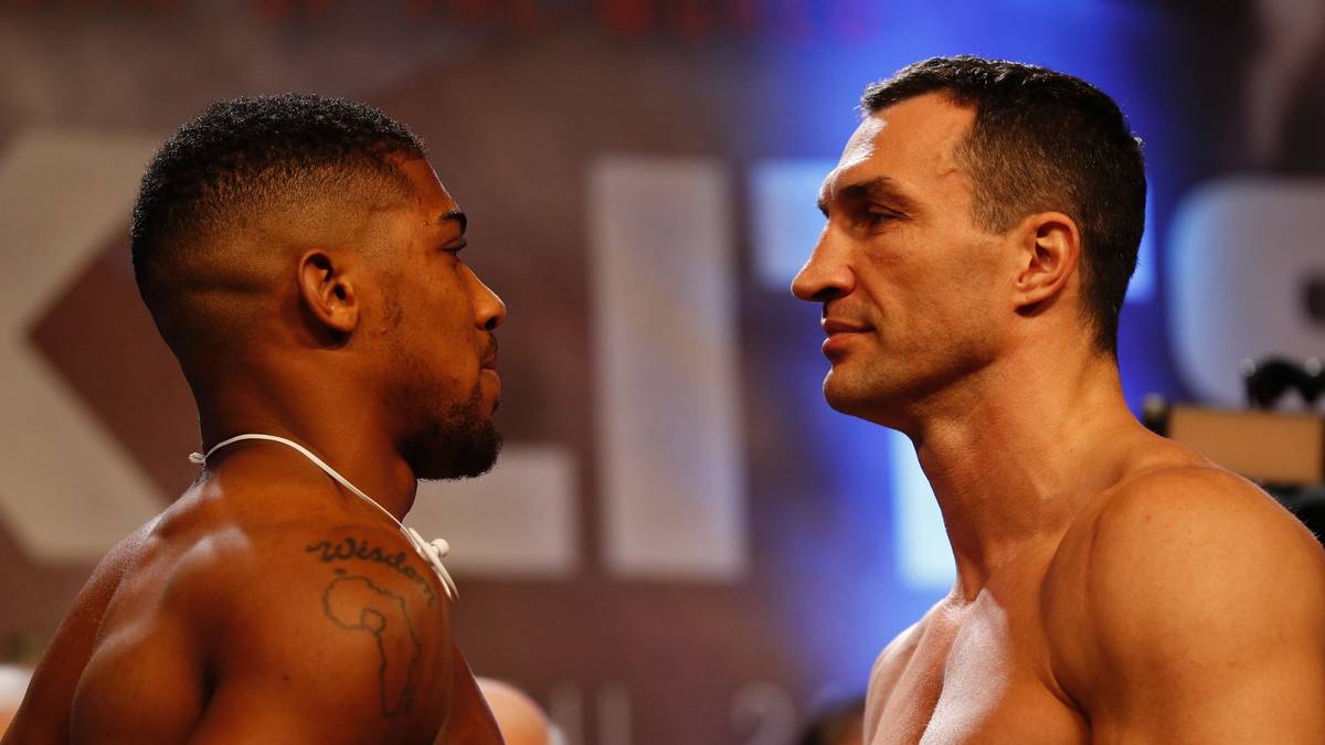 25 lange Sekunden blicken sich die Rivalen tief in die Augen, doch das Staredown bleibt ohne Sieger. Klitschko und Anthony Joshua demonstrieren beide absoluten Siegeswillen.