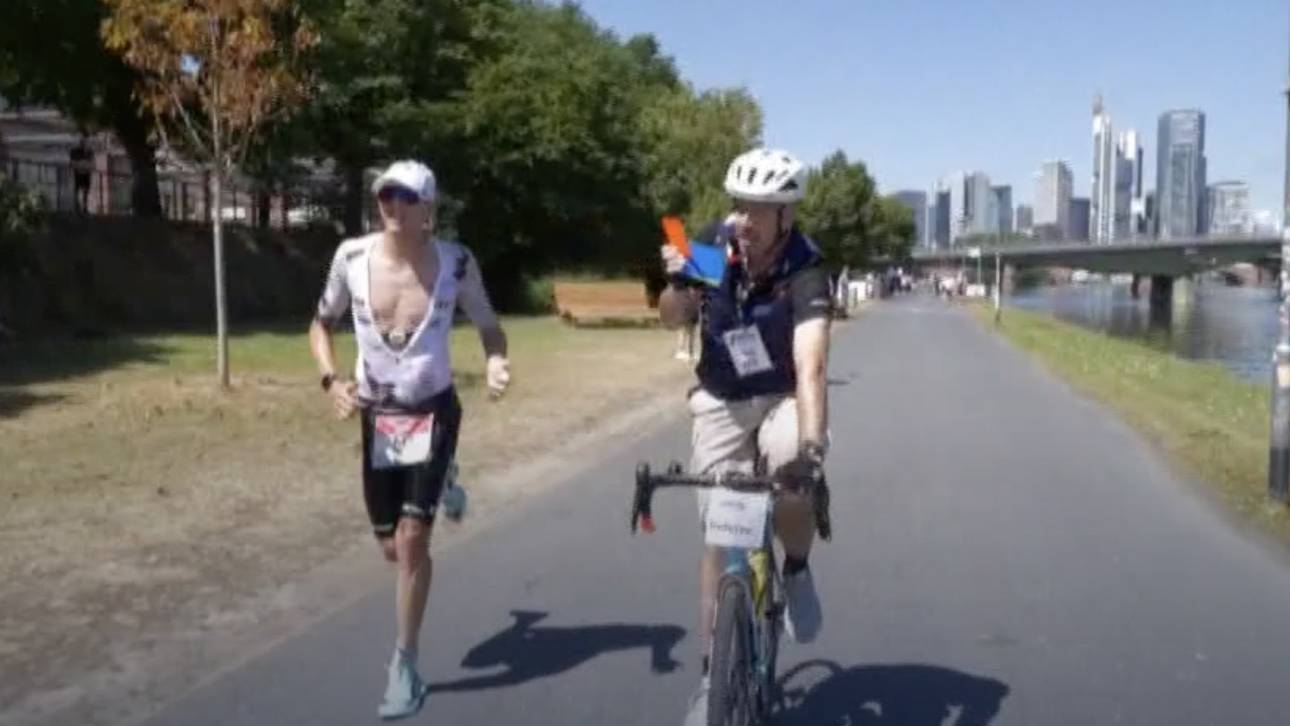 Ein Kampfrichter zeigt Magnus Ditlev die Rote Karte