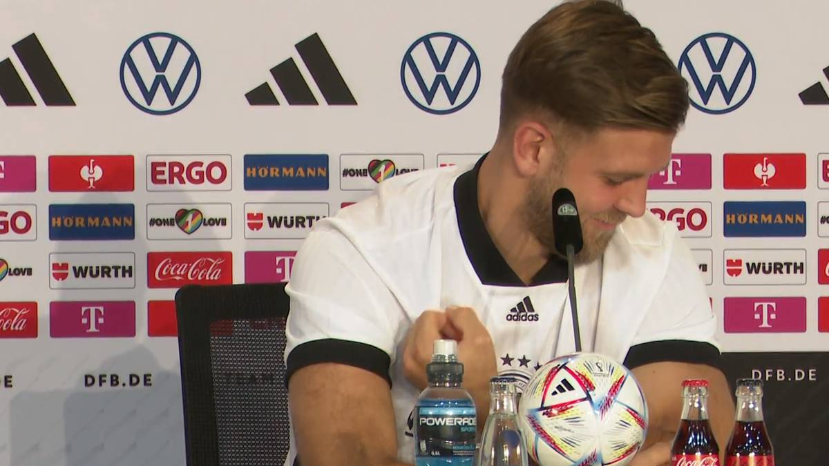 Auf der Pressekonferenz kurz nach dem Spanienspiel ist die Stimmung beim DFB-Team wieder besser. Vor allem Niclas Füllkrug und Thomas Müller sind zu Scherzen aufgelegt 