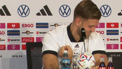 Auf der Pressekonferenz kurz nach dem Spanienspiel ist die Stimmung beim DFB-Team wieder besser. Vor allem Niclas Füllkrug und Thomas Müller sind zu Scherzen aufgelegt 