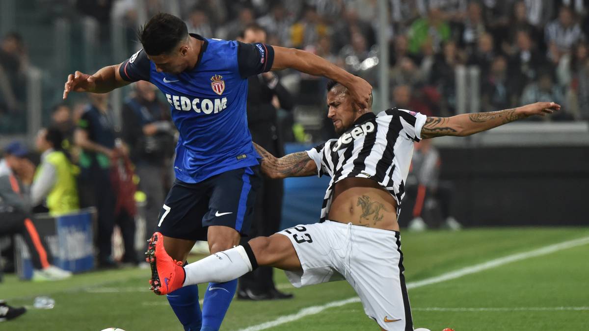 So kennt man ihn noch aus Leverkusener Zeiten: Arturo Vidal (r.) im Zweikampf mit Nabil Dirar.