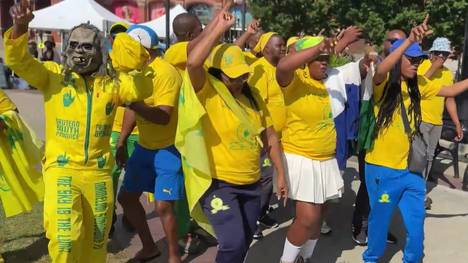 Die Fans der Mamelodi Sundowns stimmen sich vor dem Gruppenspiel gegen Borussia Dortmund ein und sorgen für südafrikanische Vibes in Cincinnati.