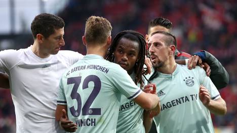 Renato Sanches (M.) gewann vor dem Münchner 2:1 in Mainz den entscheidenden Zweikampf gegen Danny Latza 
