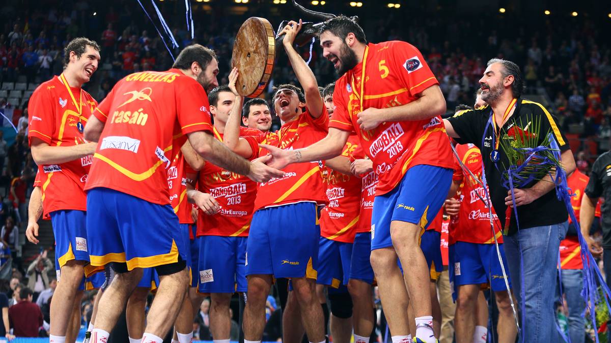 2013, SPANIEN: Und wieder kann ein Gastgeber von seinem Heimvorteil profitieren und sich den Titel sichern. Spanien fegt den bemitleidenswerten Gegner aus Dänemark im Finale mit 35:19 aus der Halle. Die Iberer schlagen auf dem Weg zum Titel unter anderem im Viertelfinale auch das deutsche Team (28:24)