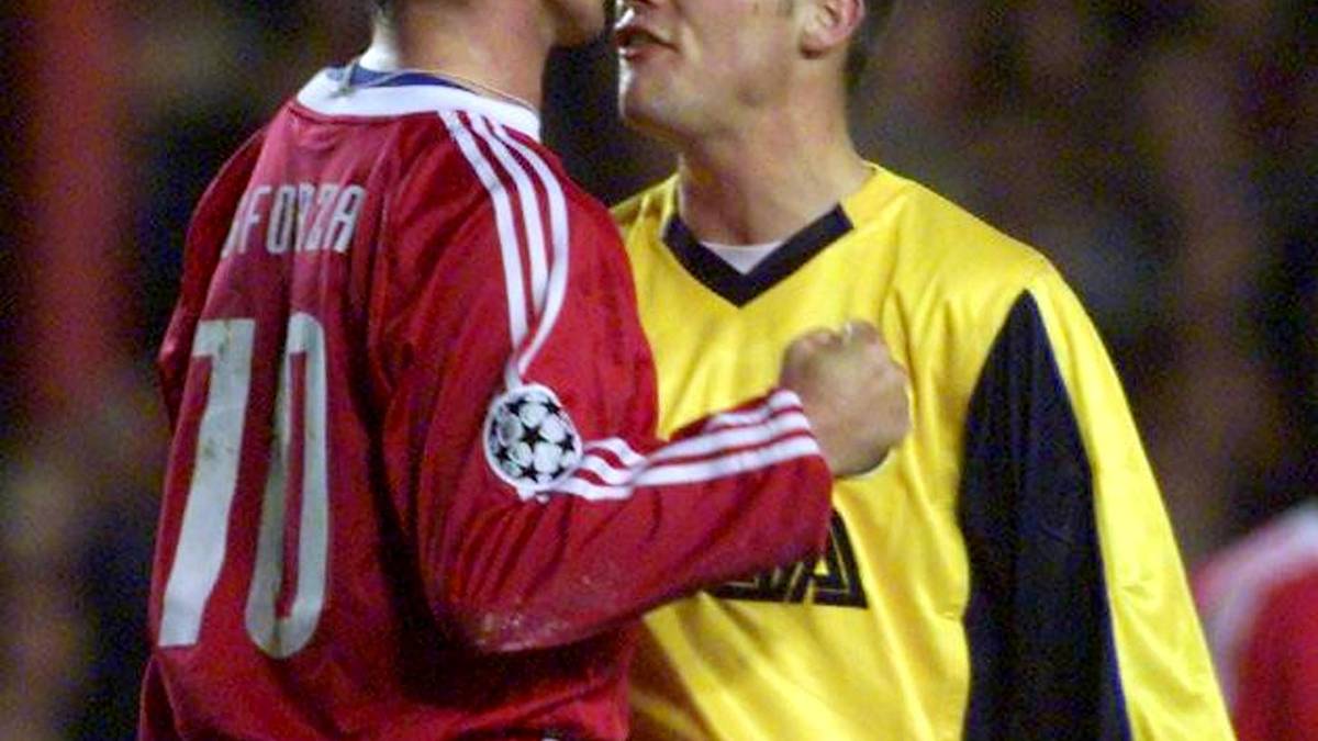 Jahrzehntelang waren sich der FC Bayern und der FC Arsenal erfolgreich aus dem Weg gegangen. So kommt es erst im Jahr 2000 zum ersten Duell. In der Gruppenphase der Champions League empfängt Arsenal am 5. Dezember die Bayern im Highbury-Stadion. Und gleich geht es hoch her wie hier zwischen Ciriaco Sforza und Frederik Ljungberg