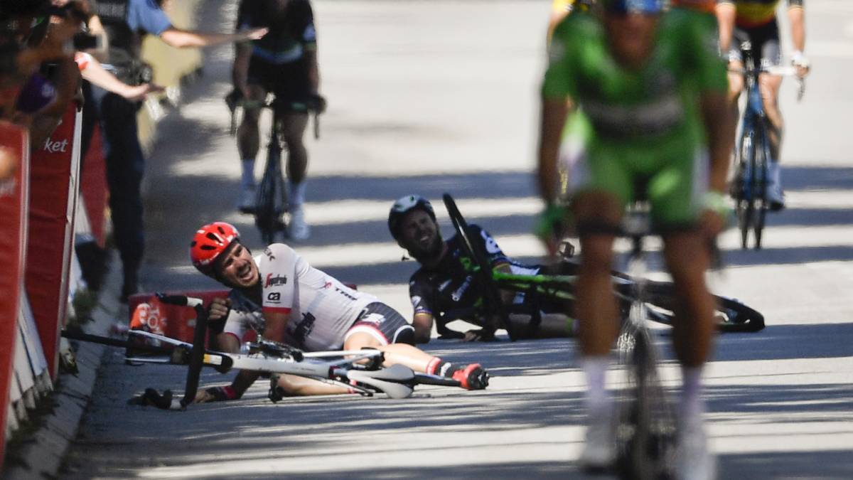 Cavendish bricht sich bei dem folgenden Sturz das Schulterblatt und reißt auch noch John Degenkolb mit. Der jüngste von vielen Eklats und Scharmützeln im Radsport. Auch Cavendish ist bei weitem kein Kind von Traurigkeit