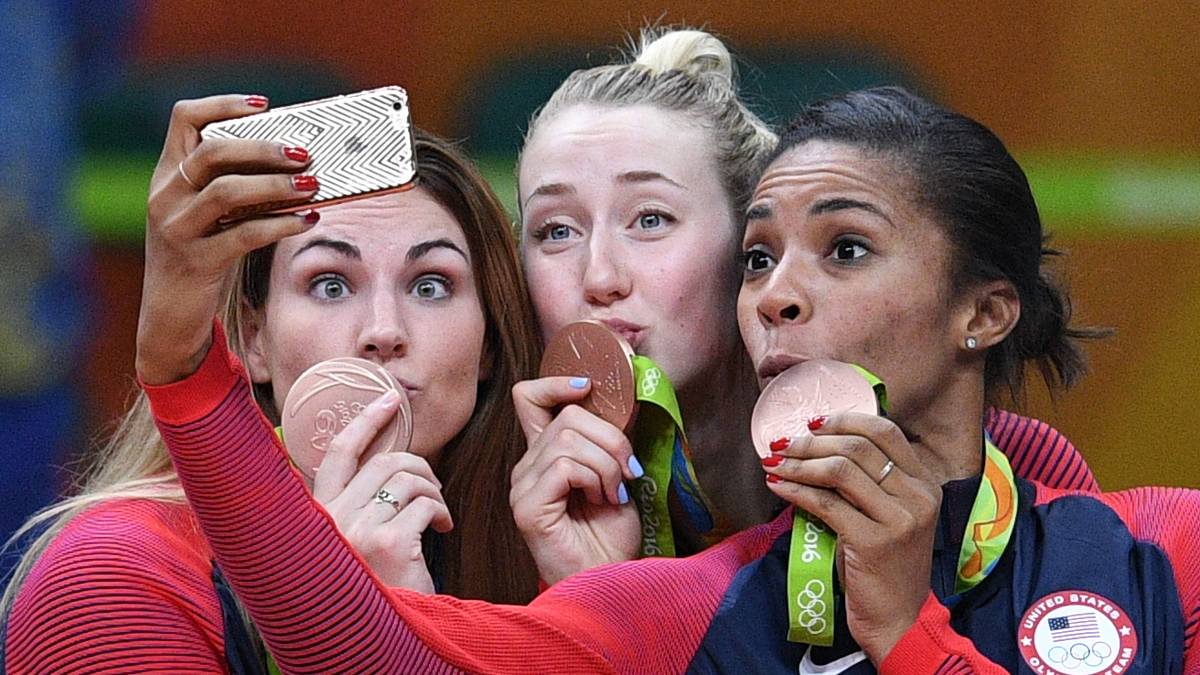 Es ist Selfie-Time in Rio! Drei US-Volleyballerinnen posieren mit den gewonnenen Medaillen