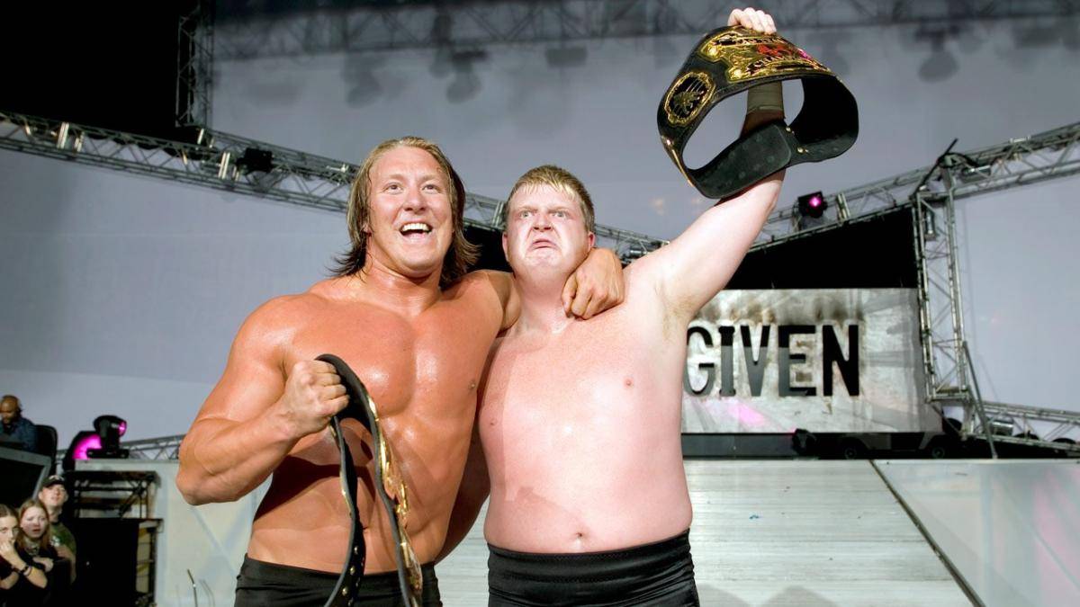Lance Cade und Trevor Murdoch nach ihrem Titelgewinn 2005