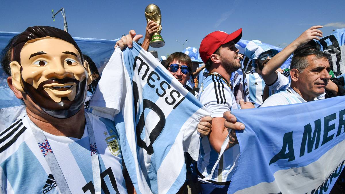 Auch diese Gruppe huldigt ihrem Superstar...