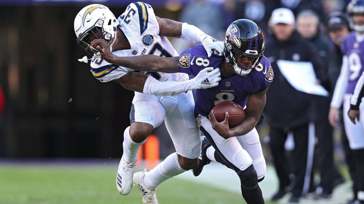 Von sieben Starts verloren die Ravens nur einen, Jackson war am Ende der Saison der laufstärkste Spielmacher der NFL (695 Yards) - trotz nur einer halben Saison. Zudem wurde mit nur 21 Jahren der jüngste Playoff-Starter der NFL-Geschichte. Die knappe Niederlage gegen die Chargers änderte aber nichts daran, dass die Ravens Joe Flacco aussortierten