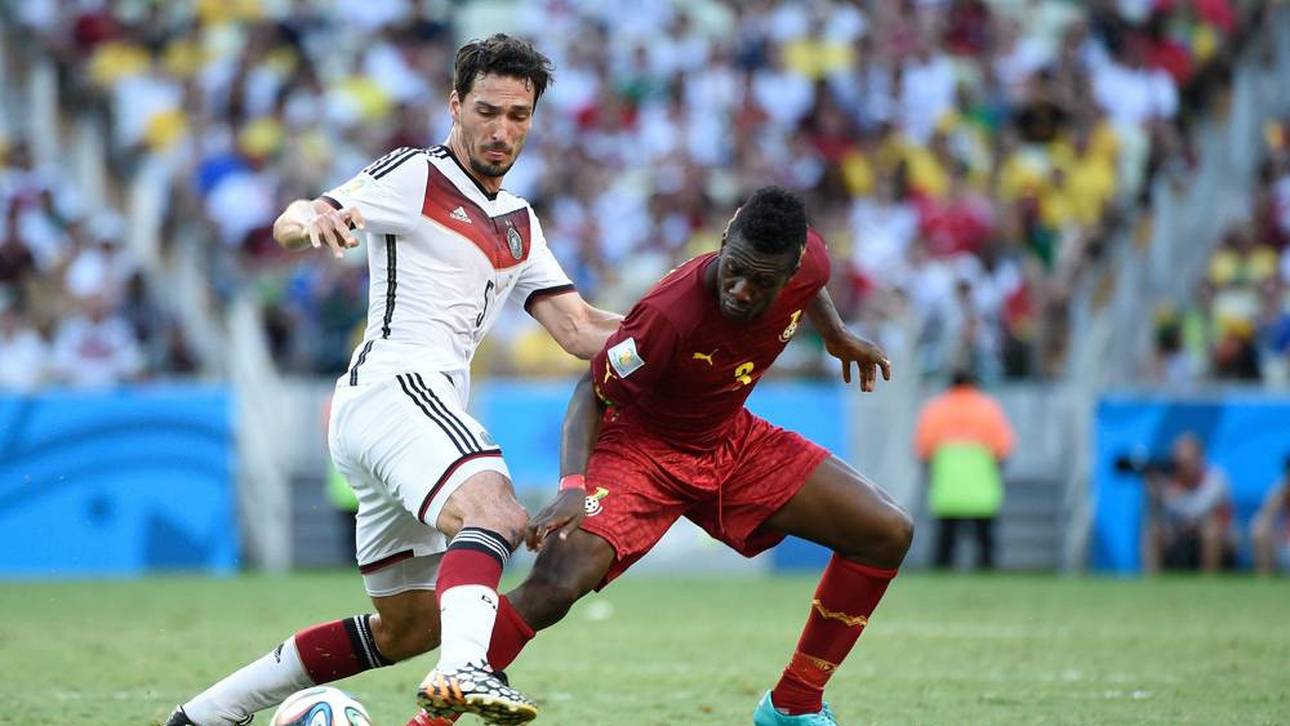 Asamoah Gyan (r.) traf bei der WM 2014 gegen Deutschland um Mats Hummels (l.)