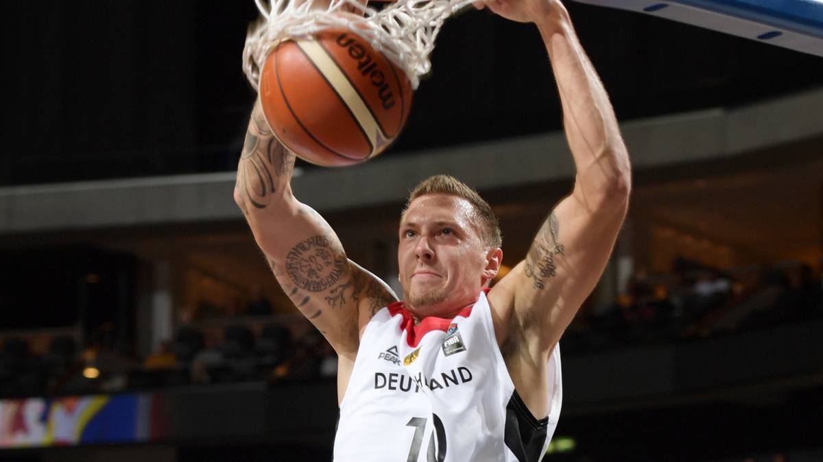 Etwas anders ist die Lage bei Theis, der bei den Boston Celtics in der NBA ein Rollenspieler ist, aber im DBB-Team wohl der athletischste Big Man ist. Offensiv wird Theis die Anspiele von Braunschweig-Kumpel Dennis Schröder verwandeln und defensiv für einige Blocks sorgen. Remis, Stand: 4:2