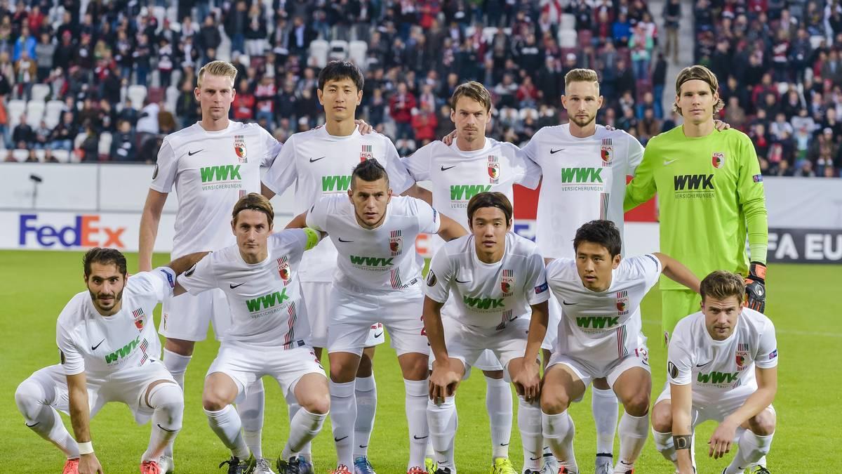 Und was macht der FCA? Aufgestellt zum ersten Mannschaftsfoto in der Europa League vor heimischem Publikum. Nach der Auftaktpleite in Bilbao stehen die Schwaben bereits unter Druck