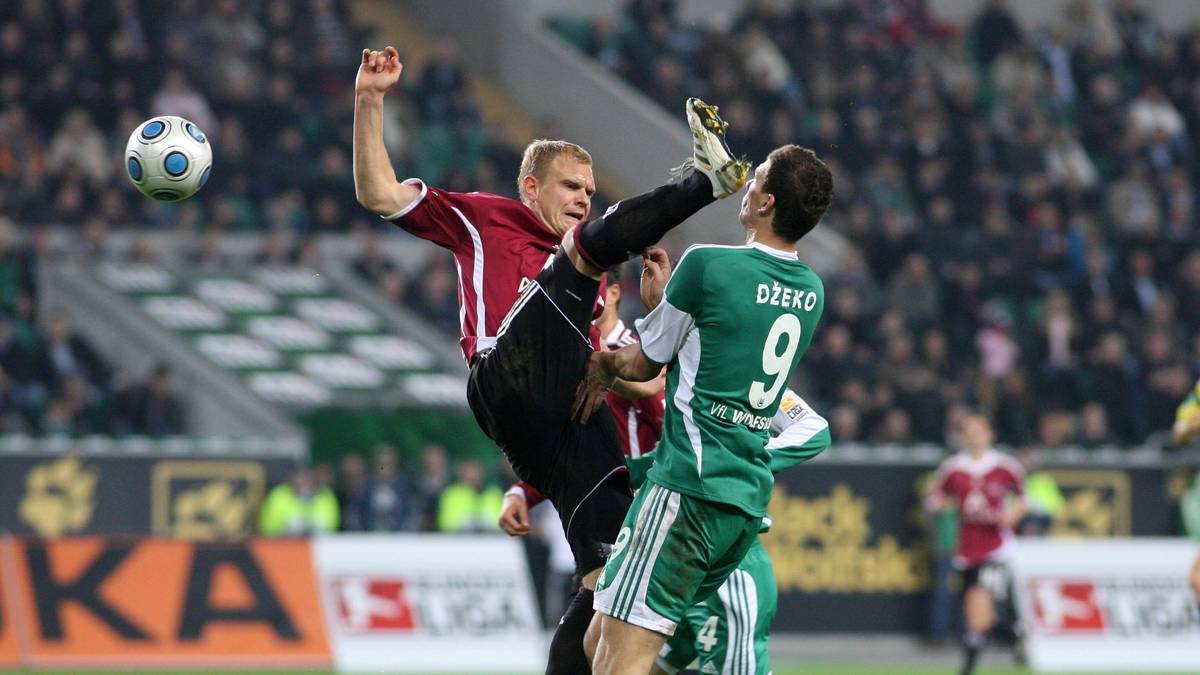 Am 13. Spieltag der Saison 2009/10 wurde nach dieser Aktion des Nürnbergers Andreas Wolf gegen Wolfsburgs Top-Torjäger Edin Dzeko tatsächlich zunächst weitergespielt. Erst auf Hinweis seines Assistenten zog Schiedsrichter Markus Schmidt Gelb. Für Wolf bedeutete das Gelb-Rot