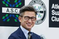 Der älteste Profi der Geschichte wird an den japanischen Verein Atletico Suzuka Club verliehen - und denkt noch immer nicht ans Aufhören.