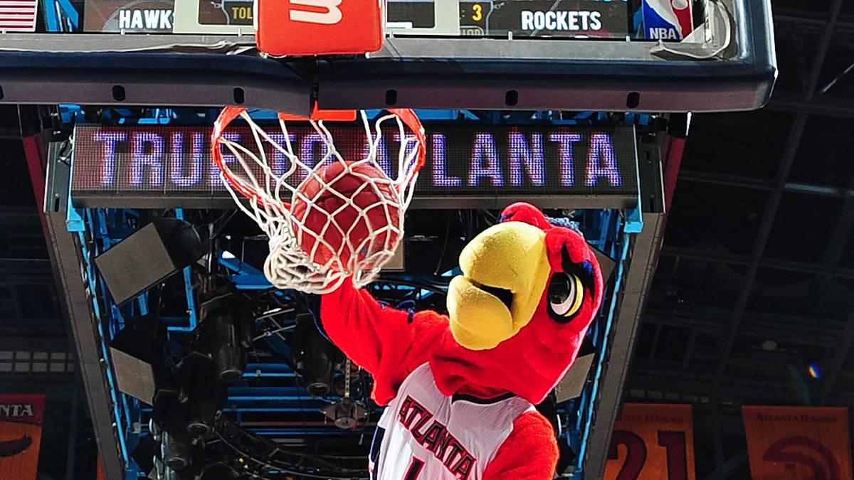 Als erstes hebt aber Maskottchen Harry ab. Den Rockets fehlt zudem Superstar James Harden, der für den Tritt gegen LeBron James gesperrt fehlt