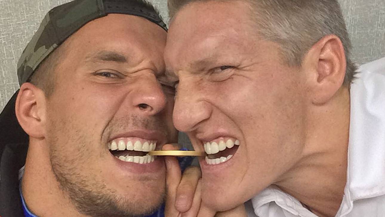 Podolski gratuliert Schweinsteiger