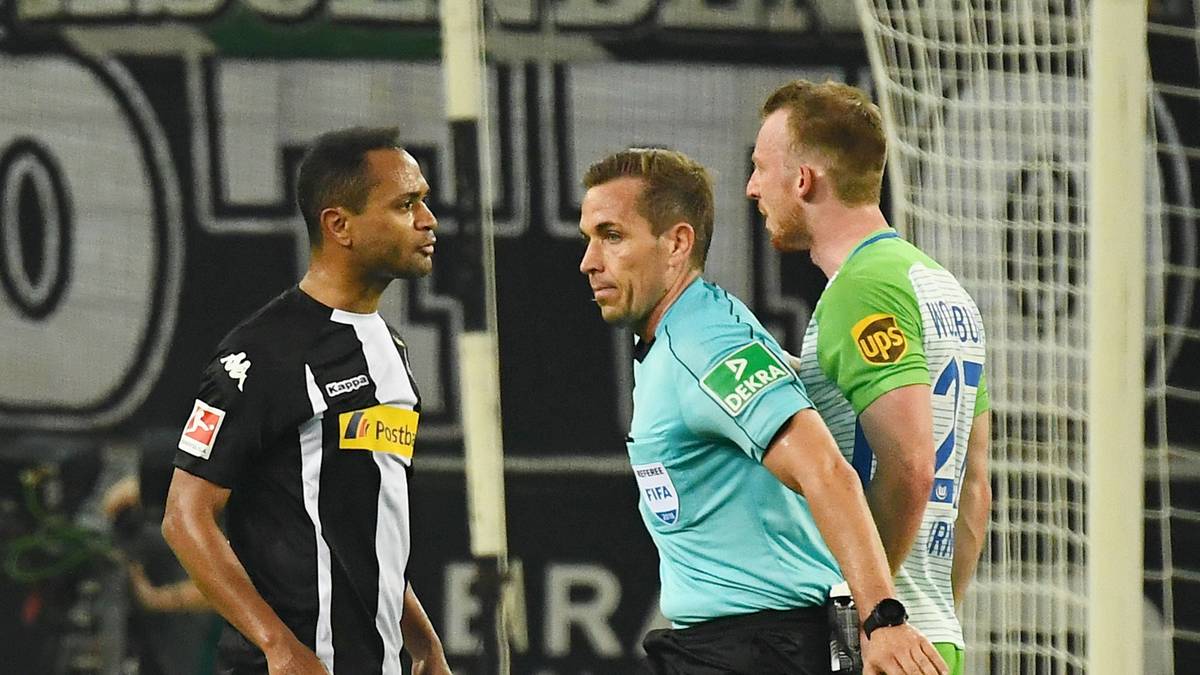 in der zweiten Halbzeit sorgt eine vermeintliche Tätlichkeit von Gladbachs Raffael gegen Maxi Arnold für Aufregung. Die Videoschiedsrichter greifen nicht ein, was Arnold auf die Palme bringt: "Wer das nicht sieht, da weiß ich nicht, wo die Tomaten dann liegen"