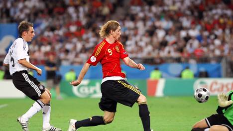 Spanish forward Fernando Torres (C) scor
