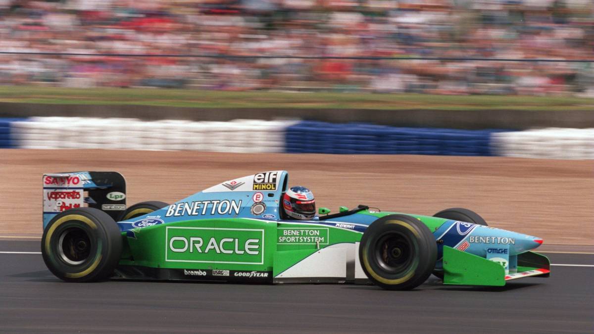 1994: Der erste Weltmeistertitel von Michael Schumacher geht nicht als der sauberste in die Geschichtsbücher ein. Beim England-Grand-Prix wird Schumacher der zweite Platz aberkannt. In der Einführungsrunde überholt er verbotenerweise den Briten Damon Hill und weigert sich, die Zeitstrafe in der Box abzusitzen. Außerdem ignoriert er mehrfach die Schwarze Flagge