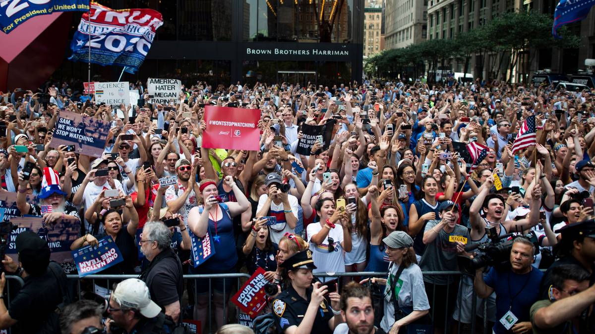 Am Mittwoch empfängt New York City die Weltmeisterinnen. Auf einer Siegesparade durch den "Big Apple" lassen sich Megan Rapinoe, Alex Morgan und Co. ausgelassen feiern. SPORT1 zeigt die besten Bilder
