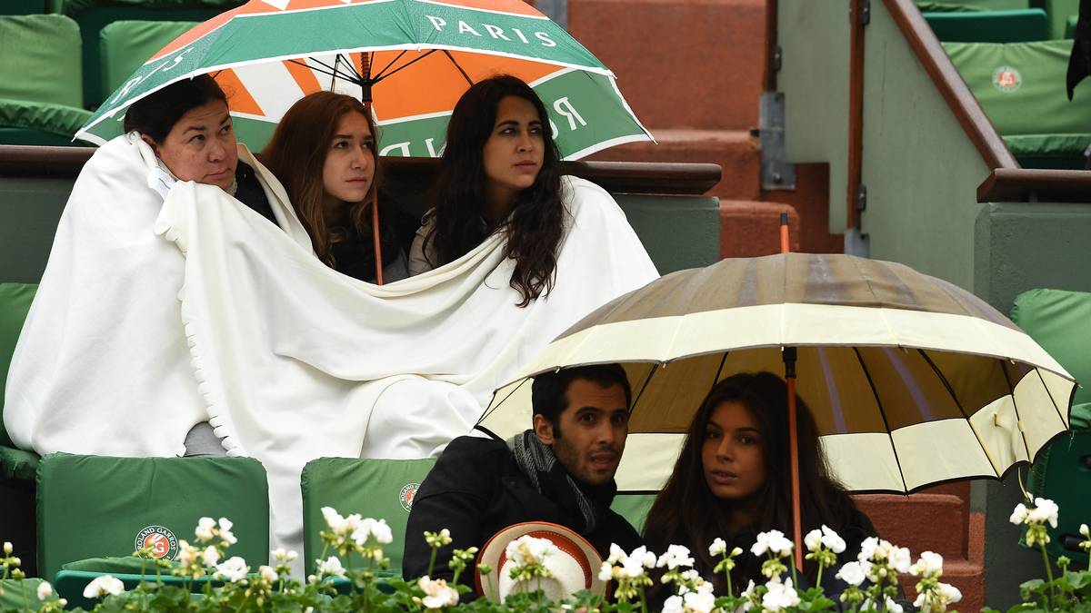 Auch am zwölften Tag der French Open sind Regenschirme und Decken ein stetiger Begleiter der Zuschauer. Trotz Nieselregens können alle angesetzten Spiele beendet werden
