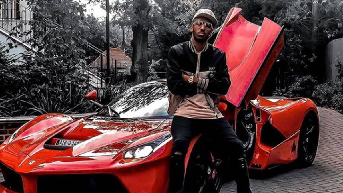 Einen Neuzugang in Aubameyangs Fuhrpark gab es schon im Oktober 2018: Der "LaFerrari" mit satten 963 PS und einer Höchstgeschwindigkeit von 350 km/h. Kostenpunkt: schlappe 1,1 Mio Euro. Weil es derzeit so gut bei Arsenal läuft, kann Auba die Spritzfahrt um so mehr genießen