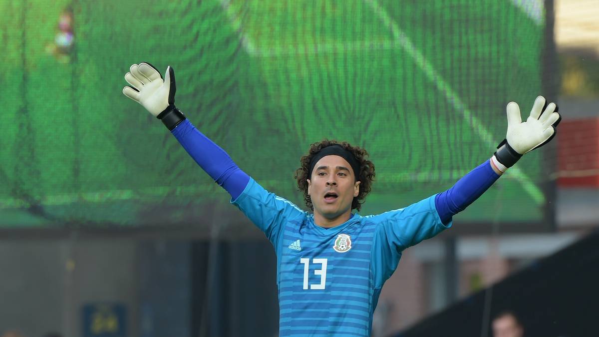 Ochoas Stern ging bei der WM 2014 nach seiner Gala gegen Brasilien auf. Aktuell spielt er in Belgien bei Standard Lüttich. Ochoa ist stark auf der Linie und machte auch auf der Abschluss-PK am Freitag einen selbstbewussten Eindruck. Neuer ist aber kompletter. Punkt für Deutschland - 1:0