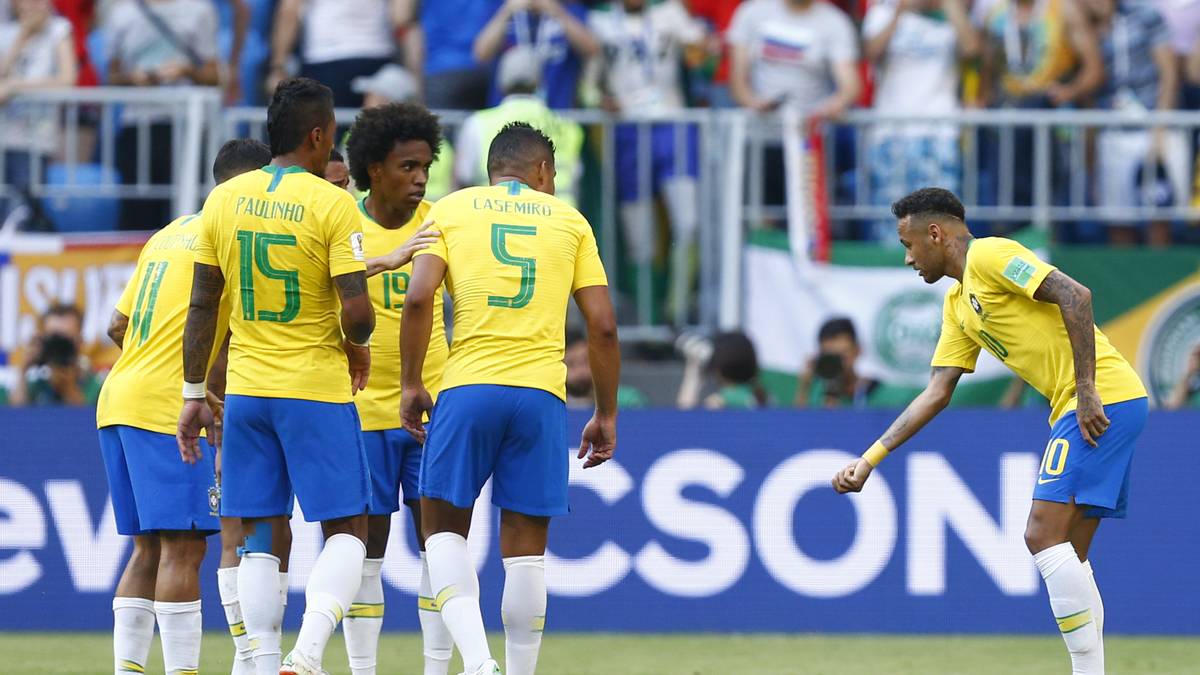 Einen anderen eSports-Titel haben die Brasilianer im Fokus. Nach Neymars 1:0 gegen Mexiko schnappte sich der PSG-Star seine Kollegen Willian, Coutinho und Gabriel Jesus und deutete den Wurf eines Gegenstand an...
