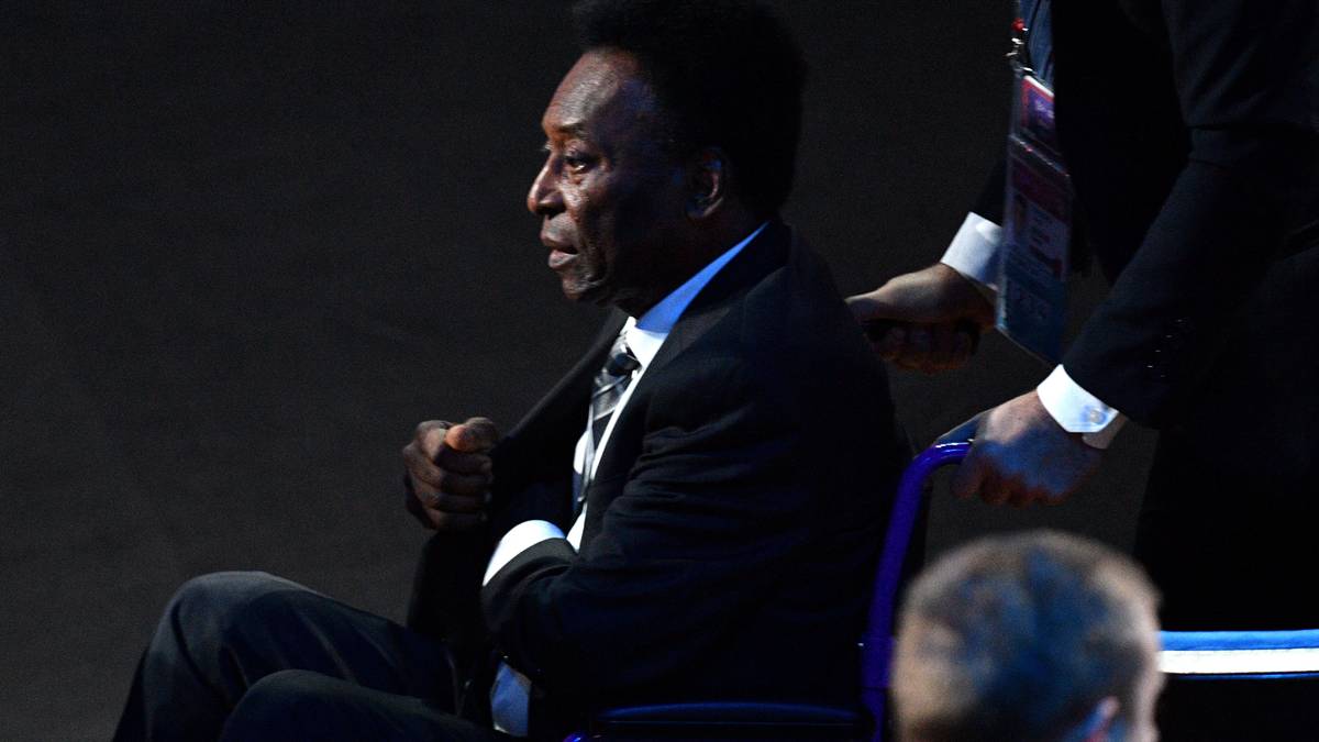 Brasiliens Legende Pele wird in einem Rollstuhl hereingefahren