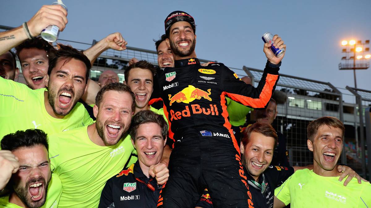 Der große Sieger des Rennens ist der Australier Daniel Ricciardo. Der Red-Bull-Pilot, zwischenzeitlich sogar auf Platz 17, gewinnt den Grand Prix in Aserbaidschan