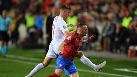 PRAGUE, CZECH REPUBLIC - OCTOBER 11: Vladimir Coufal of Czech Republic battles for possession with Mason Mount of England during the UEFA Euro 2020 qualifier between Czech Republic and England at Sinobo Stadium on October 11, 2019 in Prague, . (Photo by Justin Setterfield/Getty Images)